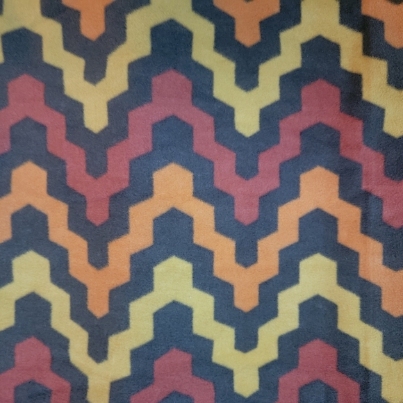 Chevron Patterned Throw Blanket - Picture 4 of 5